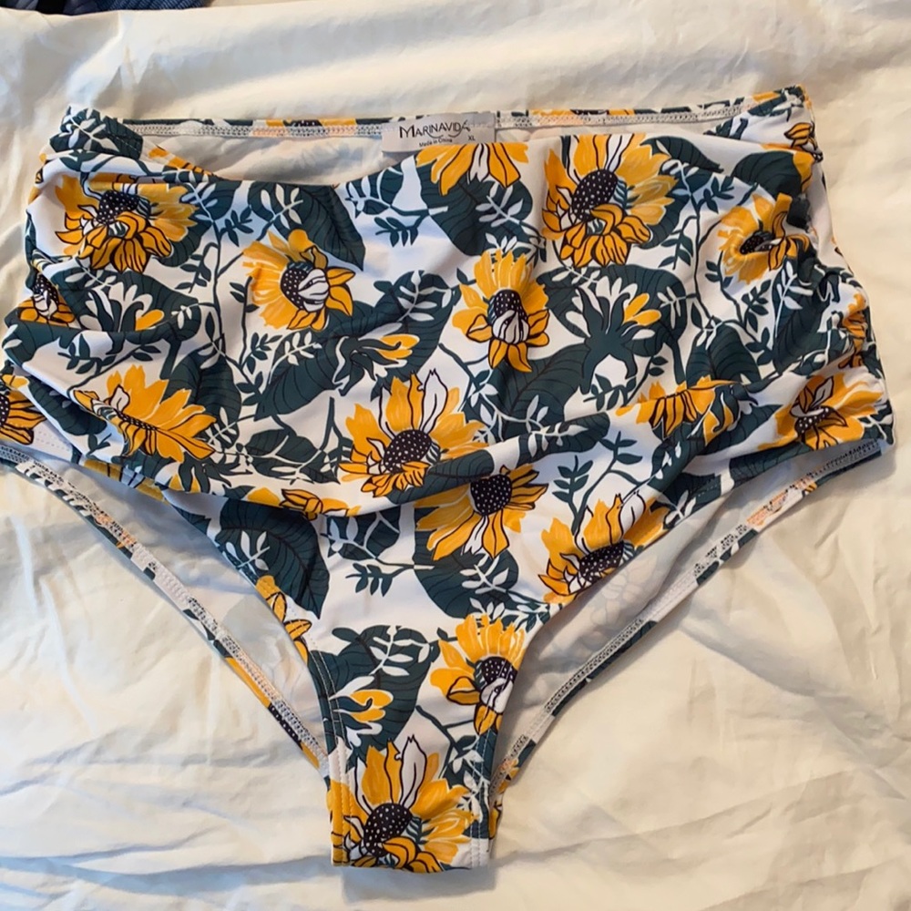 Never worn marinavida xl sunflower bathing suit